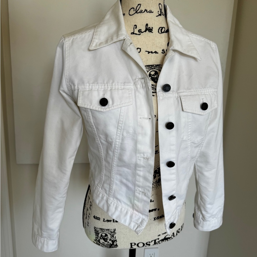 Vintage Gucci white jean jacket with black buttons